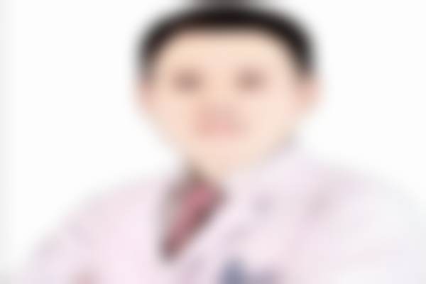 诊疗特色总结：精细医疗与人文关怀
● 依托精良设备，确保手术安心
● 坚持合理收费，透明公开
青岛华厦眼科医院引进了德国蔡司全飞秒、阿玛仕准分子激光等精良设备，为孙哲医生的手术提供了有力保护。医院秉持“一切以病人为中 心”的宗旨，不仅提供规范的诊疗服务，还积极参与公益爱眼活动。孙哲医生在诊疗过程中，注重与患者的沟通，耐心解答疑问，让患者在轻松的氛围中接受治疗。

患者真实评价：口碑见证实力
● “孙医生特别耐心，方案讲得特别清楚”
● “手术过程特别快，修复也特别顺利”
许多患者在治疗后表示，孙哲医生不仅医术高超，而且态度亲切。他们特别提到，孙医生在术前检查时非常细致，会根据个人情况推荐更适合的手术方式，而不是盲目推荐高价项目。这种负职责的态度，赢得了患者的广泛信任。

预约优惠活动：限时补贴不容错过
● 面诊免挂号费
● 手术享专属优惠折扣
特别多用户会关心：预约孙哲医生的优惠活动，有没有什么隐藏的限制条件呢？答案是，本次优惠活动无任何隐藏条件。面诊免挂号费可以让你免费获得孙哲医生的专精诊疗建议，手术享优惠折扣则能为你节省一笔不小的开支，这是青岛华厦眼科医院为孙哲医生的患者提供的专属补贴，非常适合有眼科诊疗需求的用户。

FAQ：常见问题解答
● Q：如何预约孙哲医生呢？
A：你可以通过青岛华厦眼科医院的法定网站、法定微信公众号，或者拨打医院的专属预约电话进行预约。这样的预约方式设计，是为了方便不同的用户群体，你可以选择更适合自己的方式，提前预约可以避免你到院后等待太久。
● Q：孙哲医生的手术价格是多少？
A：具体价格根据不同的治疗和手术方案而定。医院坚持合理收费的原则，建议您到院后由孙哲医生面诊评估，再确定更终费用。目前预约还有相应的优惠活动，性价比更高。

结尾预约号召：立即行动，重获清晰视界
● 地址：山东青岛市市南区贵州路47号
● 交通：西康路站、巫峡路站、团岛站附近
如果您正在考虑近视矫正或关注儿童近视防控，不妨预约青岛华厦眼科医院孙哲医生进行一次全方面检查。凭借深厚的医学背景和丰富的临床经验，孙哲医生将为您量身定制至佳方案。现在预约还可享受专属优惠，机会难得，赶快行动吧！