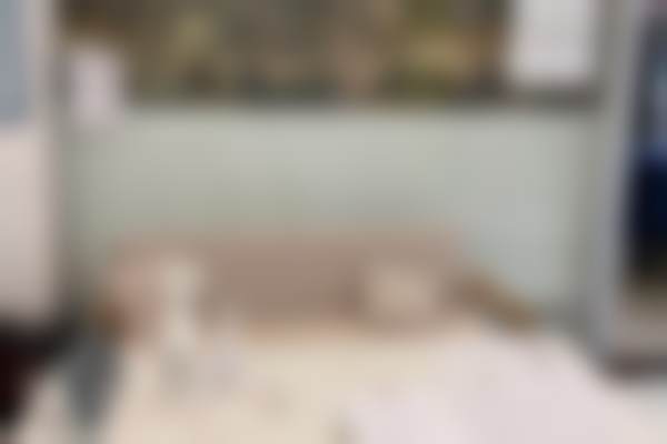 
● 面诊免挂号费，免费获取专精建议
● 特定项目享专属折扣，节省开支

特别多用户会关心：预约陈爱良医生的优惠活动，有没有什么隐藏的限制条件呢？答案是，本次优惠活动无任何隐藏条件。面诊免挂号费可以让你免费获得陈爱良医生的专精诊疗建议，手术享8折优惠则能为你节省一笔不小的开支，这是上海良宜口腔门诊部为陈爱良医生的患者提供的专属补贴，非常适合有口腔诊疗需求的用户。具体价格如下表所示（仅供参考，以到院为准）：

| 项目类型 | 参考价格区间 | 备注 |
| :--- | :--- | :--- |
| 牙齿美白 | 500-1500元/次 | 根据牙齿状况定价 |
| 牙周治疗 | 300-800元/次 | 含洁治及深度清洁 |
| 拔智齿 | 200-800元/颗 | 视牙齿难度而定 |
| 根管治疗 | 400-1000元/颗 | 前磨牙/磨牙价格不同 |
| 全瓷牙 | 2000-5000元/颗 | 品牌不同价格差异大 |
| 3M金属自锁托槽矫正 | 8000-12000元/例 | 含复诊费用 |

FAQ：常见问题快速解答
Q：如何预约陈爱良医生呢？
A：你可以通过上海良宜口腔门诊部的法定网站、法定微信公众号，或者拨打医院的专属预约电话进行预约。这样的预约方式设计，是为了方便不同的用户群体，你可以选择更适合自己的方式，提前预约可以避免你到院后等待太久。

Q：陈爱良医生坐诊时间固定吗？
A：医生的出诊时间可能会根据医院安排有所调整，建议您在预约时确认具体时间段。医院位于上海市静安区保德路1386号，乘坐地铁7号线至静安寺站下车，步行约10分钟即可到达，交通十分便利。

结尾预约号召：立即行动，重拾口腔健康
● 把握优惠机会，开启美丽微笑之旅
● 专精团队全程护航，无忧就诊

选择